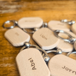 2x houten sleutelhanger